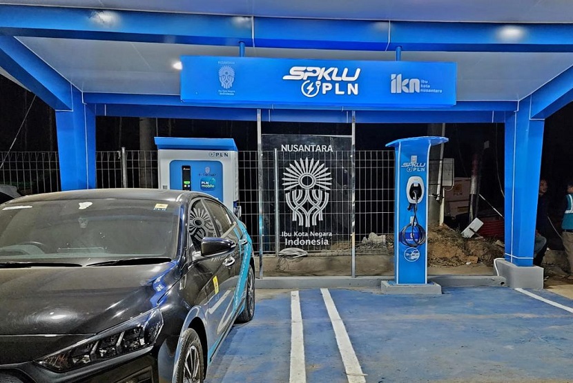 Mobil operasional PLN melakukan pengisian daya kendaraan listrik di Stasiun Pengisian Kendaraan Listrik Umum (SPKLU) yang berada di Kawasan Inti Pusat Pemerintahan Ibu Kota Nusantara di Kabupaten Penajam Paser Utara, Provinsi Kalimantan Timur.