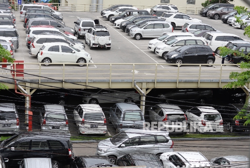  Mobil parkir di tempat parkir di kawasan  Sudirman, Jakarta. ilustrasi  (Republika/Yasin Habibi)