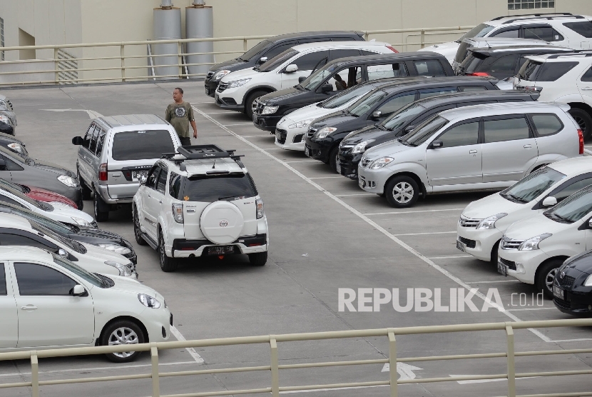 Mobil parkir di tempat parkir area perkantoran di Sudirman, Jakarta, Jumat (22/1).    (Republika/Yasin Habibi)
