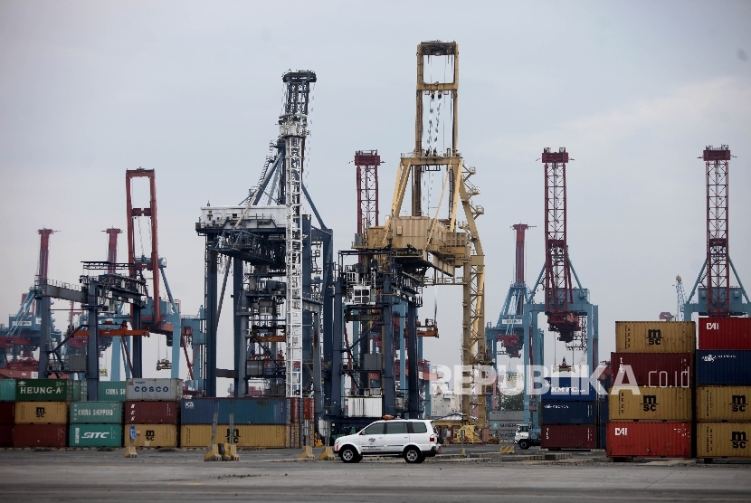  Mobil patroli melintasi peti kemas di Jakarta International Container Terminal (JICT), Tanjung Priok, Jakarta, Jumat (30/6). 