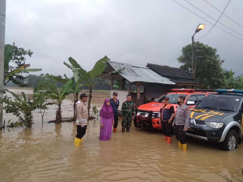 Banjir menerjang wilayah Kecamatan Sukaresik, Kabupaten Tasikmalaya, Ahad (26/6/2022). Ribuan jiwa warga dilaporkan terdampak. 