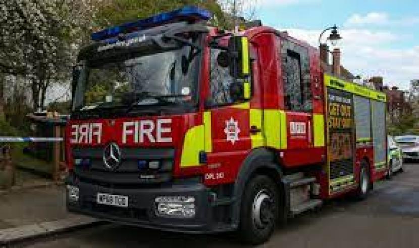 Mobil pemadam kebakaran Inggris diparkir di tepi jalan di London, Inggris pada 16 April 2021. Petugas Pemadam Kebakaran Muslim di London Alami Pelecehan di Lembaganya