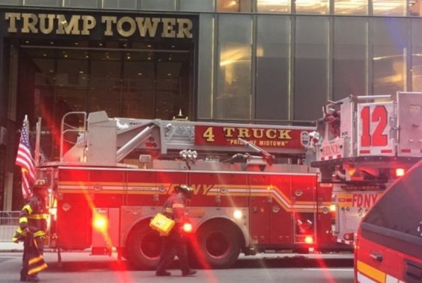 Mobil pemadam kebakaran tiba memadamkan api di Trump Tower 