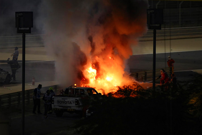 Mobil pembalap F1 Romain Grosjean terbakar usai menabarkan pagar pembatas di GP Bahrain.