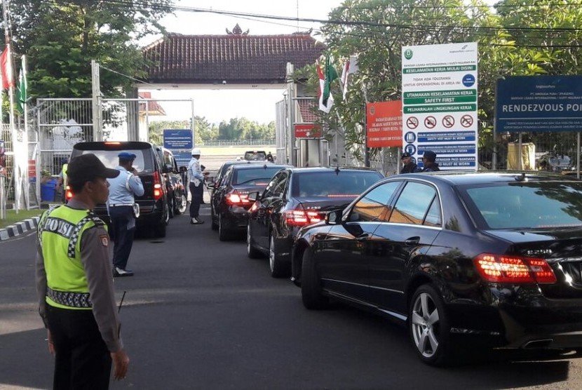 Mobil penjemput rombongan  Raja Salman masuk ke Area Base Ops Lanud Bandara Ngurah Rai Denpasar, Bali, Sabtu (4/3)