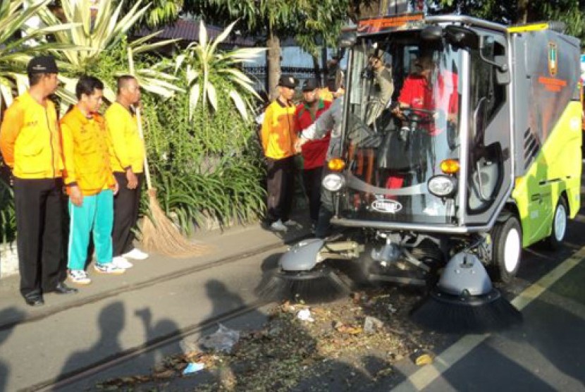 Mobil penyapu jalan di Solo