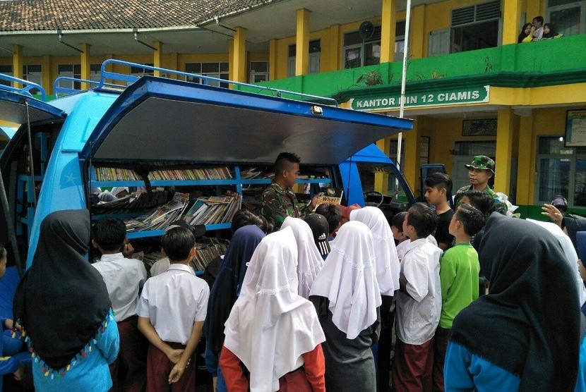 Mobil Pintar Brigif Raider 13   Galuh Kostrad Diserbu Oleh Anak-anak Sekolah