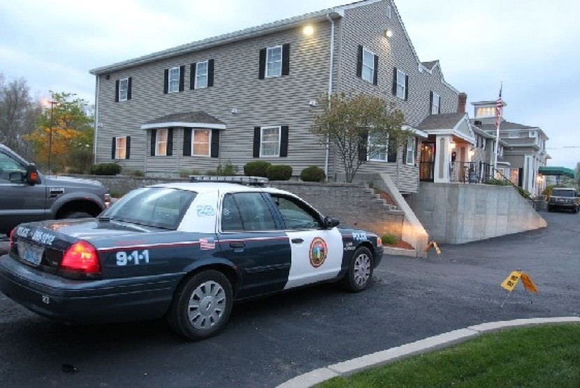 Mobil polisi berjaga di dekat rumah duka di North Attleborough, Massachusetts yang menjadi tempat sementara jenazah tersangka bom Boston