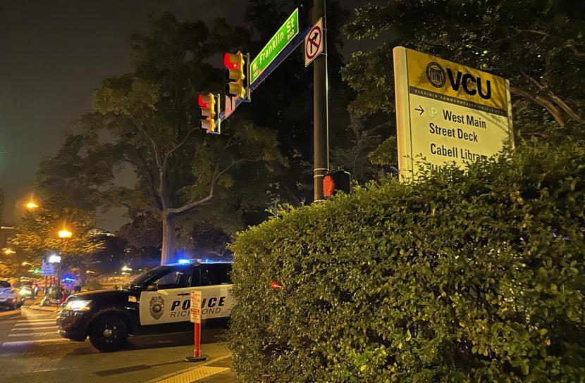 Mobil polisi memblokir jalan dekat Teater Altria di kampus Universitas Persemakmuran Virginia beberapa jam setelah penembakan, Selasa, 6 Juni 2023, di Richmond, Virginia, Amerika Serikat.