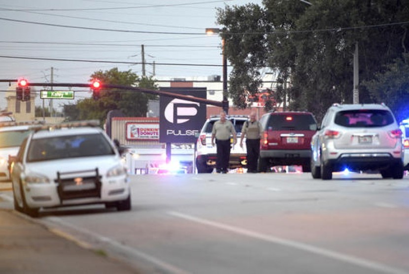 Mobil polisi mengepung kelab malam kaum gay, Pulse Orlando di Orlando, Florida, Ahad, 12 Juni 2016. Penembakan yang terjadi menewaskan 20 orang dan melukai 42 lainnya.
