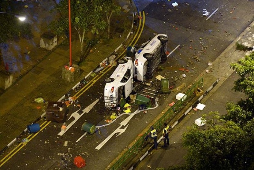 Mobil polisi terguling di kawasan Race Course Road, Little India, Singapura akibat kerusuhan melanda kawasan itu pada Ahad (8/11/2013)