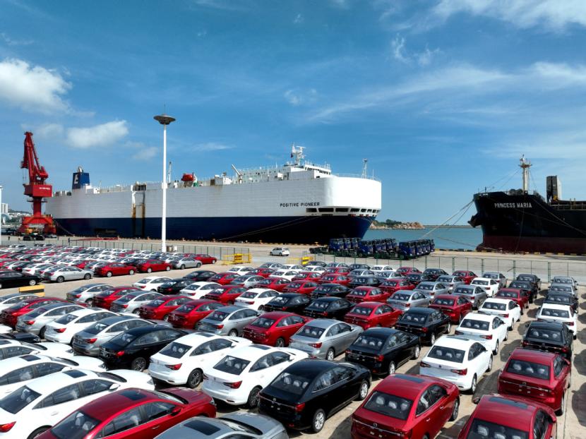 Mobil produksi Cina untuk tujuan ekspor menunggu pemuatan di Pelabuhan Lianyungang di Provinsi Jiangsu pada Agustus 2023. 