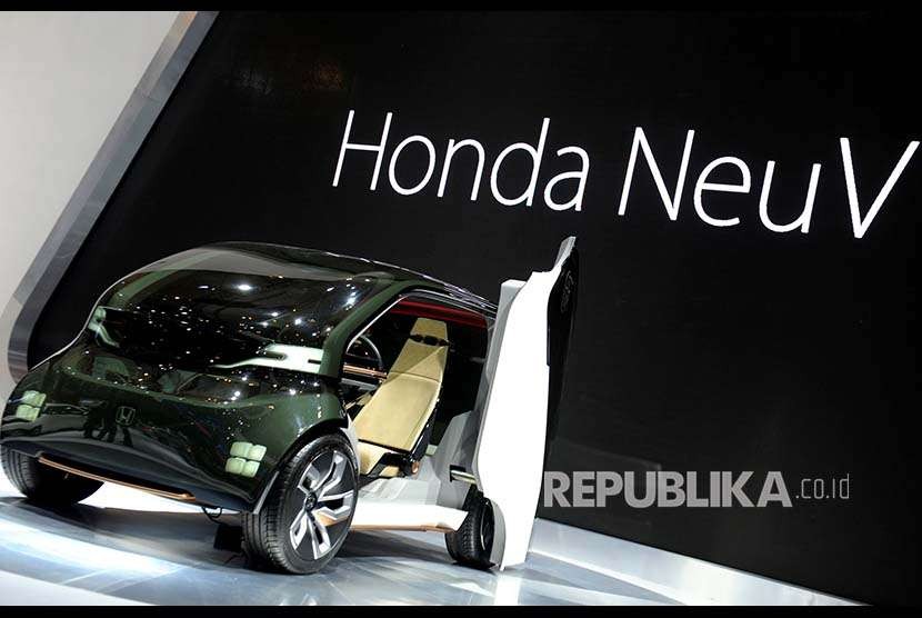 Mobil purwarupa Honda Neuv dipamerkan di ajang Gaikindo Indonesia International Auto Show (GIIAS) 2018 di ICE, BSD, Tangerang, Kamis (2/8). Mobil kecil bertenaga listrik ini dilengkapi teknologi cerdas terbarukan bernama “emotion engine” yang bisa mendeteksi emosi dari pengendaranya.