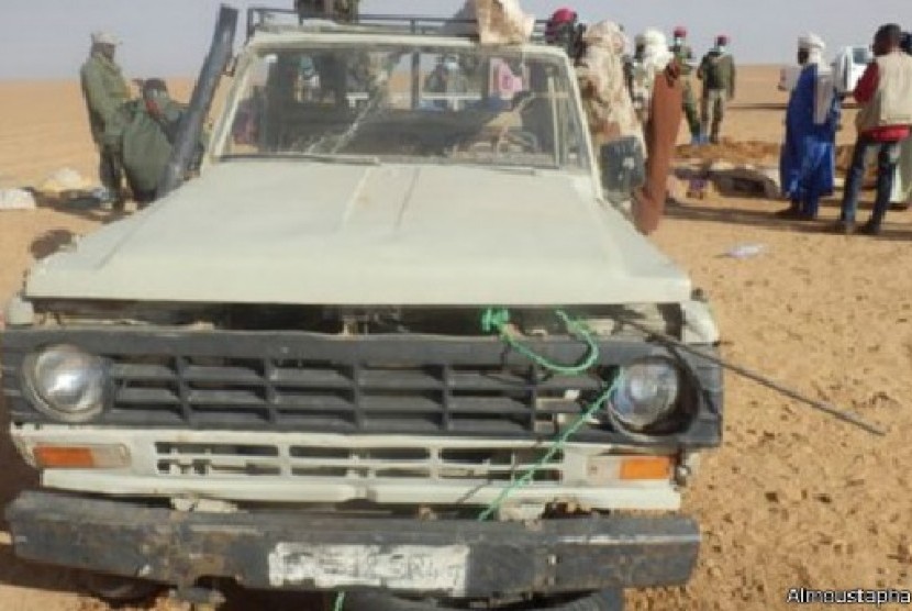 Mobil rusak di tengah Gurun Sahara