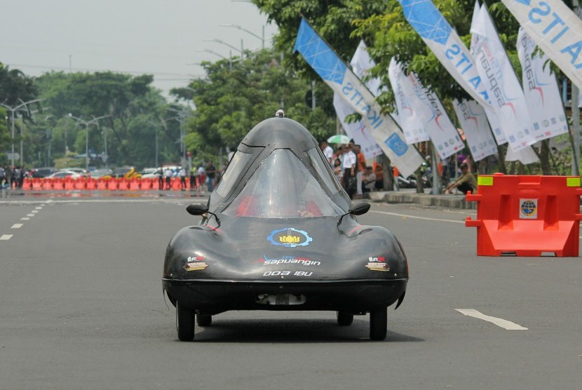 Mobil Sapuangin XI Evo 1 ITS Surabaya melaju di jalan usai peluncurannya di Frontage Road Jalan A Yani, Surabaya, Jawa Timur, Minggu (12/3). T