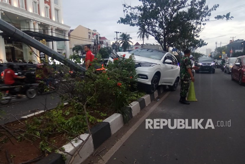 Mobil sedan ARV dengan plat nomor B 1727 REL, mengalami kecelakaan di Jalan Raya Margonda, Depok, Rabu (2/1).