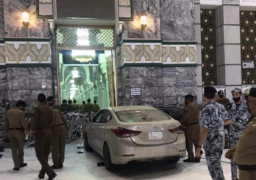 Mobil sedan melaju ke area Masjidil Haram di Kota Makkah, dan menabrak gate 89 King Fahd.