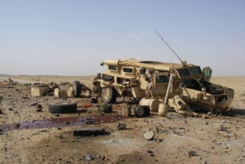 Mobil sekutu terkena bom pinggir jalan yang dipasang pejuang Taliban, ilustrasi