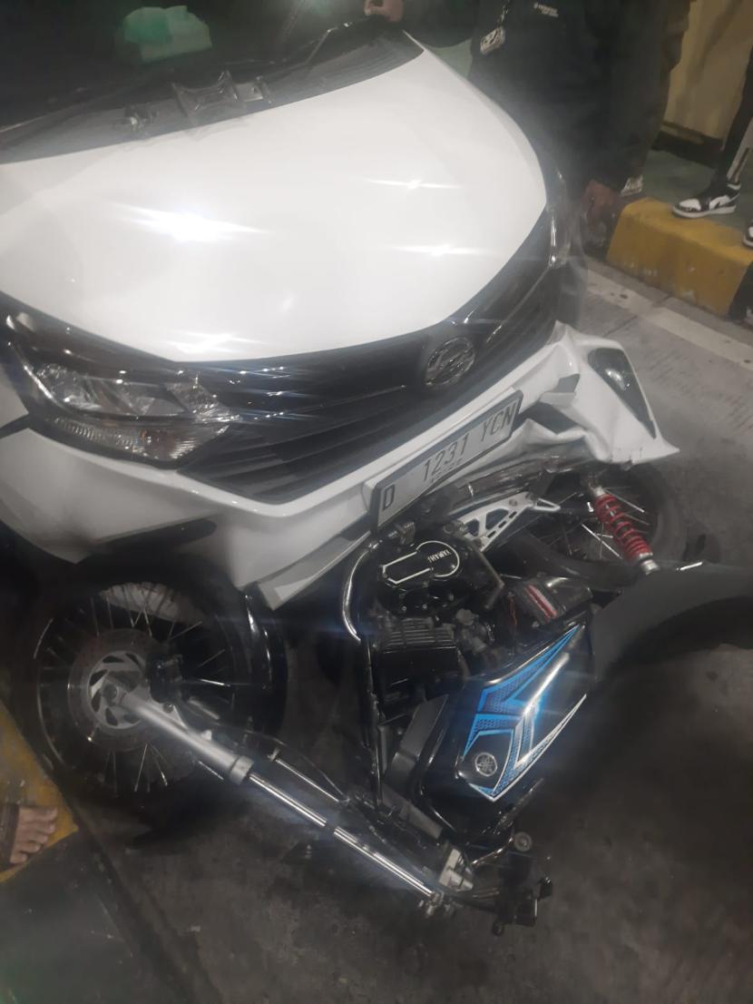 Mobil Sigra diduga menabrak lari sepeda motor hingga terseret sejauh 5 kilometer di Jalan Dr. Djunjunan.