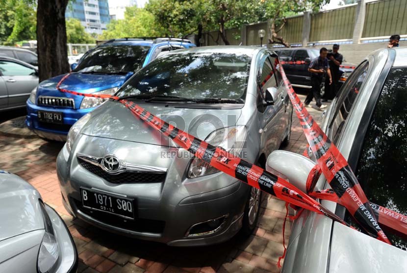 Mobil sitaan KPK dalam kasus mantan Ketua MK Akil Mochtar, terpakir di halaman kantor Komisi Pemberantasan Korupsi (KPK) Jakarta, Jumat (29/11). ( Republika/ Tahta Aidilla)
