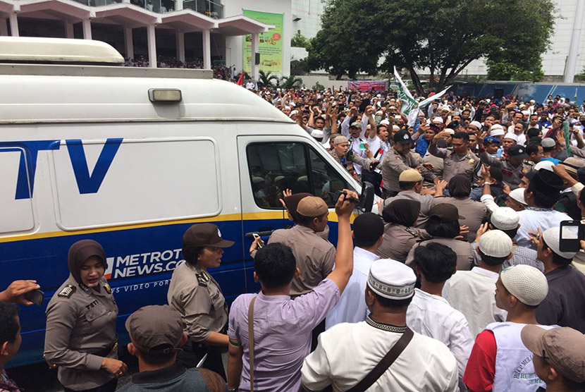 Mobil SNG Metro Tv diusir dan dilarang meiput aksi 4 November di masjid Agung, Medan, Jumat (4/11). 