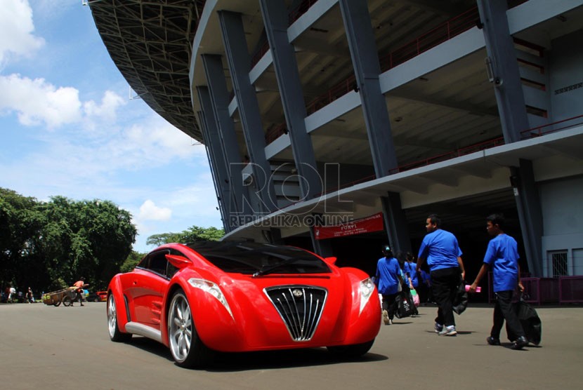   Mobil sport listrik Tucuxi saat diperkenalkan di Gelora Bung Karno, Senayan, Jakarta, Ahad (23/12).  (Republika/Yasin Habibi)