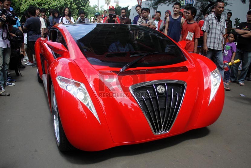   Mobil sport listrik Tucuxi saat diperkenalkan di Gelora Bung Karno, Senayan, Jakarta, Ahad (23/12).  (Republika/Yasin Habibi)