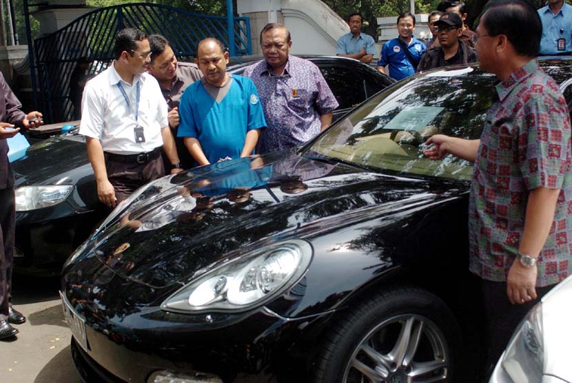   Mobil sport mewah Porche Panamera yang berhasil disita dari tersangka bandar narkoba FA di Jakarta, Kamis (28/3).  (Antara/Ujang Zaeelani)