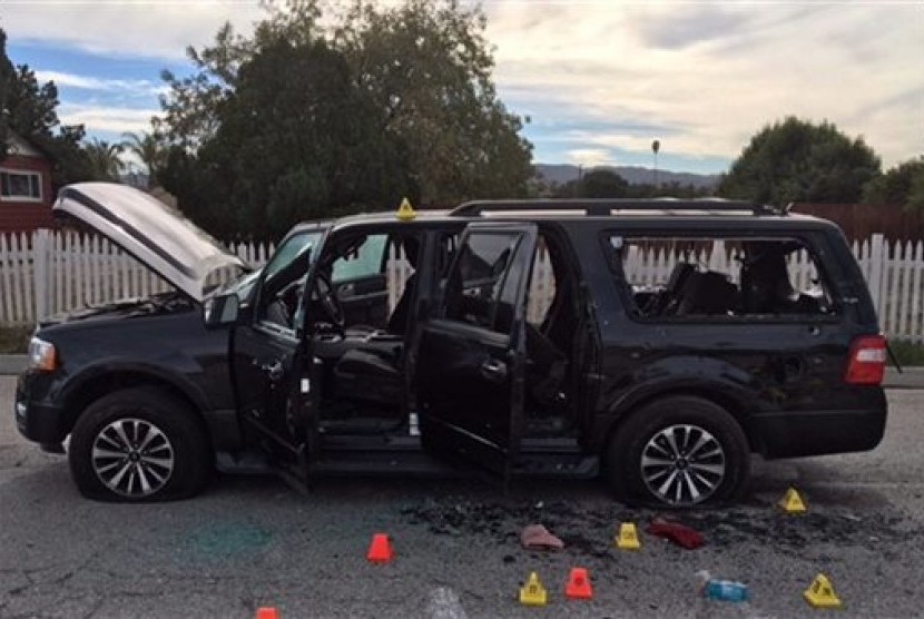 Mobil SUV hitam yang disewa pelaku penembakan San Bernardino rusak parah dan penuh lubang berondongan peluru.