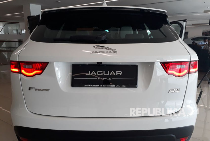 Mobil SUV premium Jaguar F-Pace akan dilengkapi fitur Active Road Noise Cancellation.