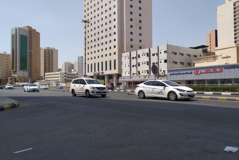Makkah Resmikan 7 Rute Bus Umum. Mobil taksi melintas di jalan King Fahd di daerah Syisyah, Makkah.