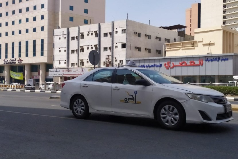  Mobil taksi melintas di jalan King Fahd di daerah Syisyah, Makkah.