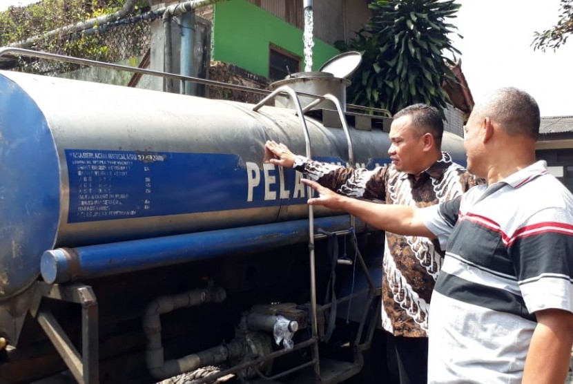Mobil tangki air PDAM Kota Sukabumi tengah mengisi air dan siap memasok permintaan warga yang naik 100 persen di musim kemarau, Kamis (18/7).