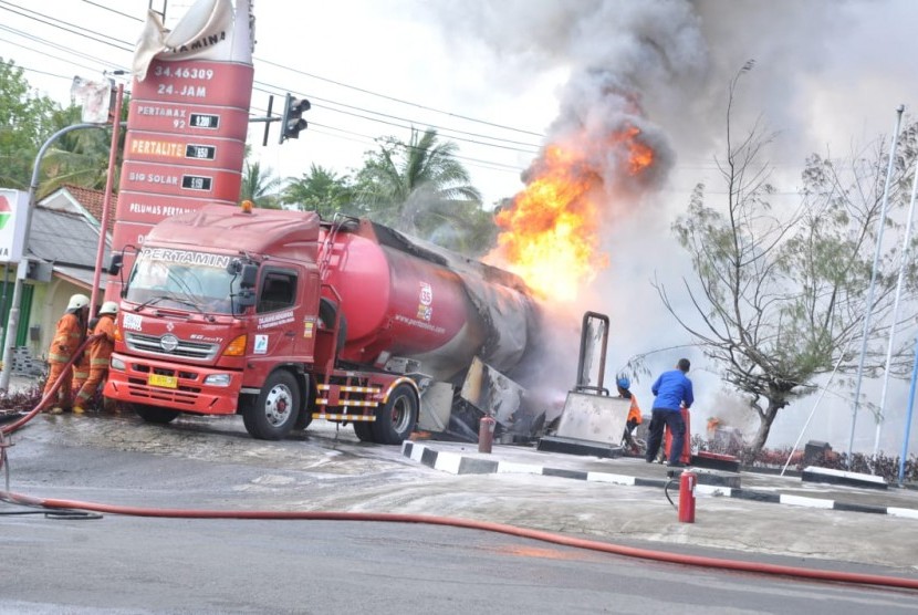 Mobil tangki Pertamina terbakar di SPBU, (ilustrasi)