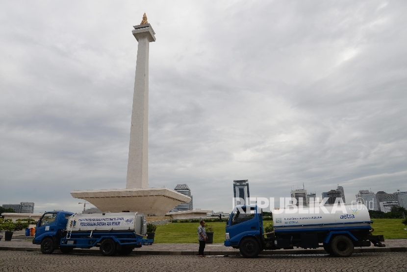 Mobil tanki tempat wudhu disiapkan di kawasan Monas, Jakarta, Kamis (1/12).