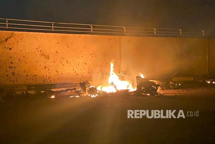 Mobil terbakar di Bandara International Baghdad setelah serangan udara, Jumat (3/1) dini hari. Pentagon pentagon menyatakan militer AS  telah membunuh Jendral Qassem Soleimani, kepala pasukan Quds Force, atas perintah Trump
