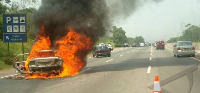 Mobil terbakar di jalan tol, ilustrasi