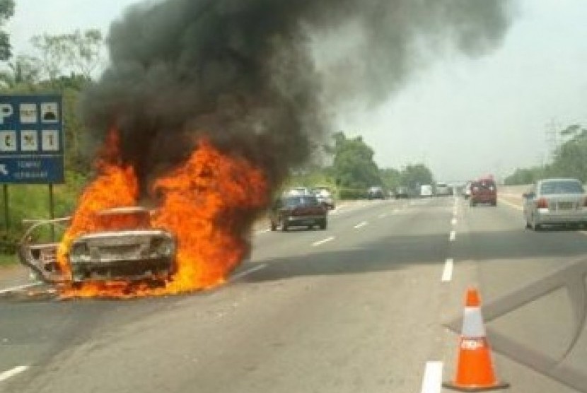 Mobil terbakar di jalan tol, ilustrasi