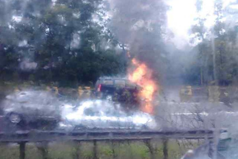 Mobil terbakar di pinggir Tol Jagorawi