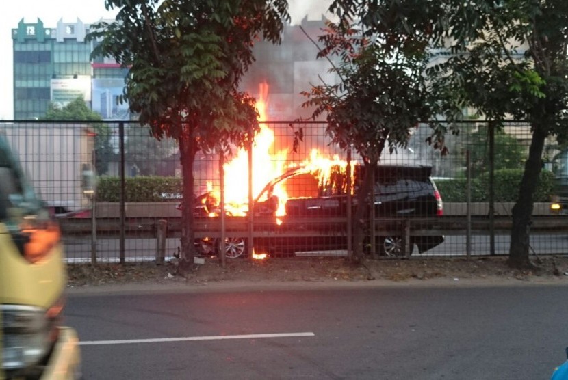Mobil terbakar di ruas tol Kebon Jeruk