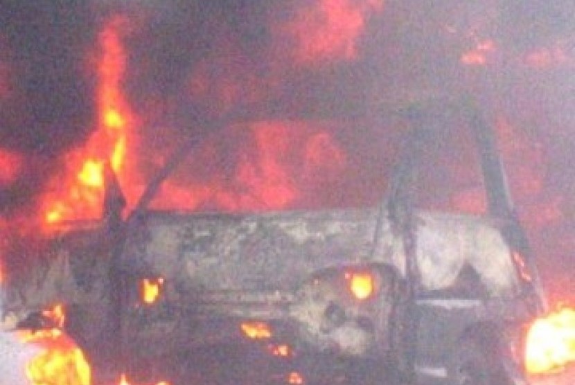 Mobil terbakar, ilustrasi.  Pengadilan Negeri (PN) Jakarta Selatan pada Senin (10/2) dijadwalkan menggelar sidang perdana pembacaan dakwaan terhadap tersangka yang diduga membunuh suami dan anak tirinya. 