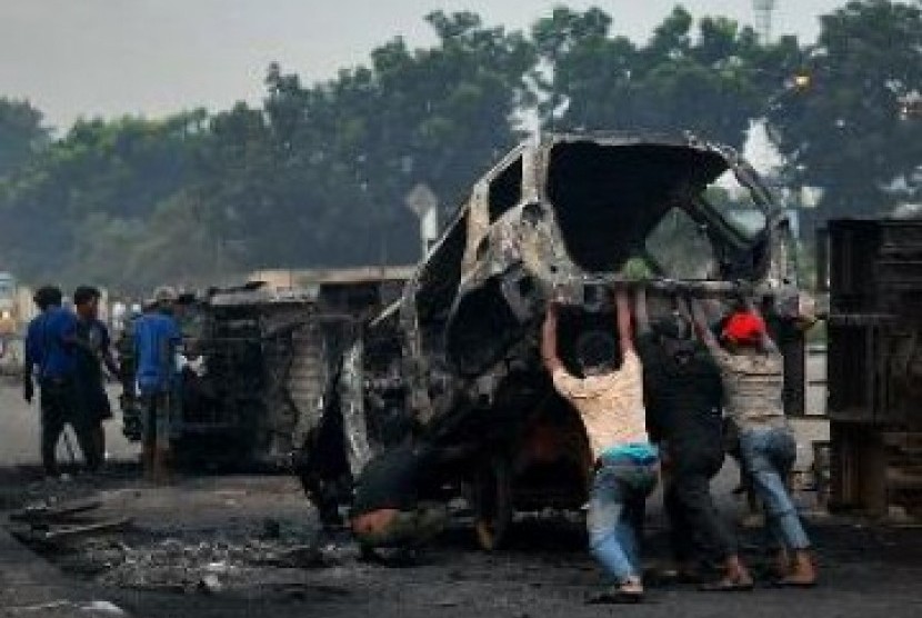 Pascabentrok Ormas, Kondisi Sukabumi Kondusif. Foto: Mobil terbakar usai bentrokan warga, ilustrasi