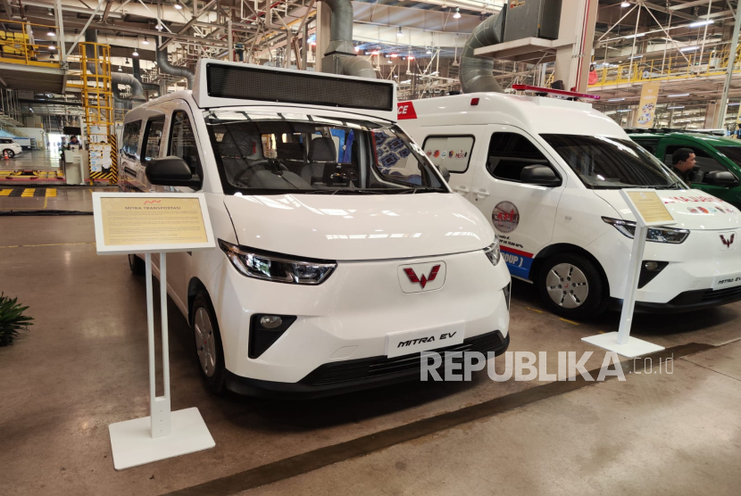 Mobil terbaru Wuling Motors Indonesia, Mitra EV, yang sudah dimodifikasi menjadi angkutan kota dan ambulans. Mobil ini dipajang di pabrik PT SGMW Motor Indonesia pada Jumat (11/7/2025) bertepatan dengan perayaan ulang tahun kedelapan perusahaan ini beroperasi di Indonesia.