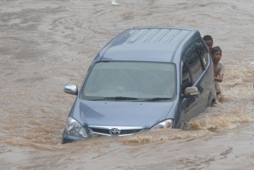 Mobil terendam banjir.