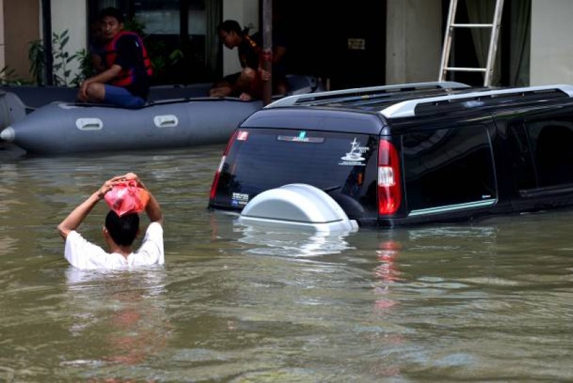 Mobil terendam banjir di Kawasan Pluit, Jakarta Barat.