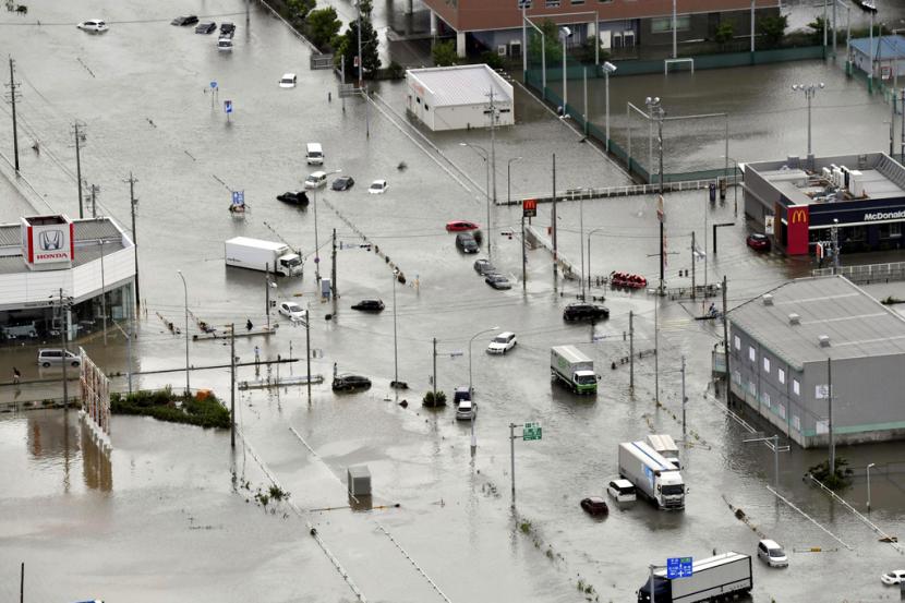 Mobil terendam di perempatan yang terendam banjir akibat hujan deras di Toyokawa, prefektur Aichi, Jepang tengah Sabtu, 3 Juni 2023.