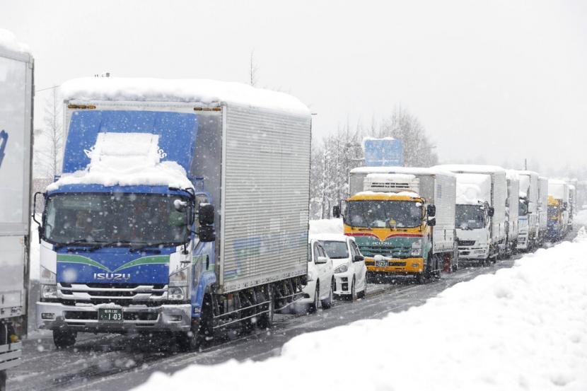 Mobil terjebak di jalan akibat hujan salju lebat di Nagaoka, Prefektur Niigata, Jepang utara.