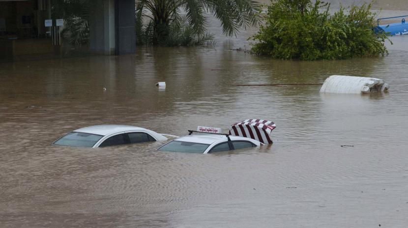 Asal Muasal Nama Badai Tropis Shaheen. Mobil terlihat di jalan yang banjir setelah Badai Tropis Shaheen menghantam ibu kota Muscat di Oman, 3 Oktober 2021.