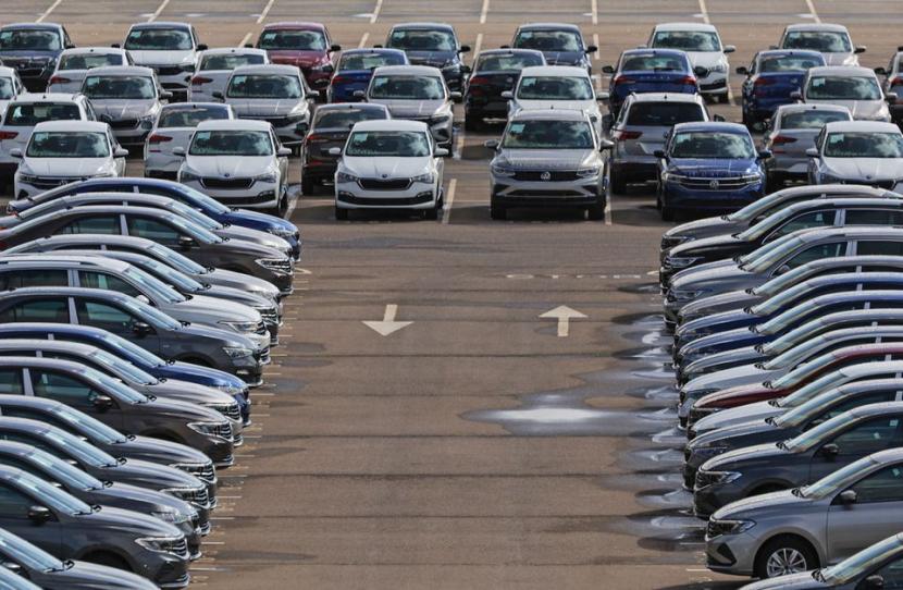 Mobil terlihat diparkir di pabrik Volkswagen Group Rus di Kaluga, Rusia 30 Maret 2022. 