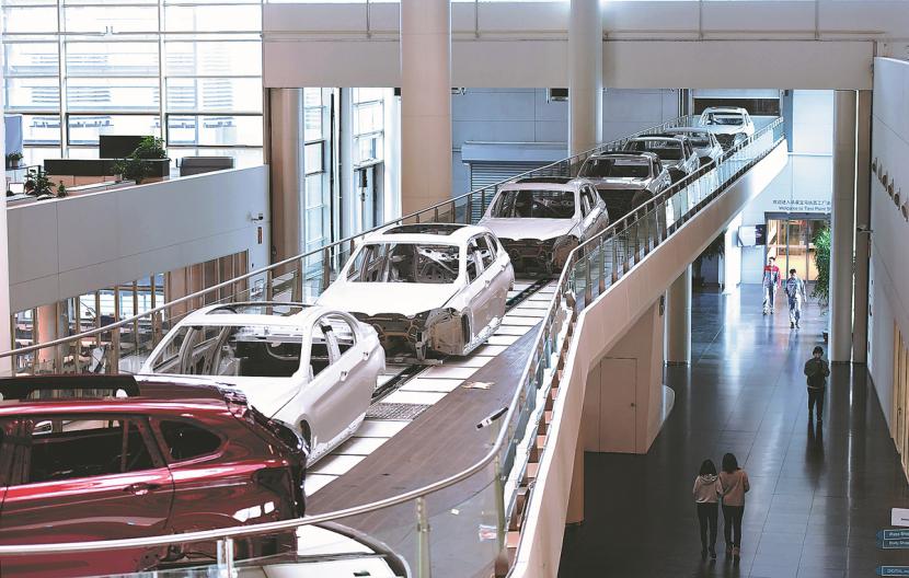 Mobil terlihat diproduksi di pabrik BMW di Shenyang, Provinsi Liaoning, China. 